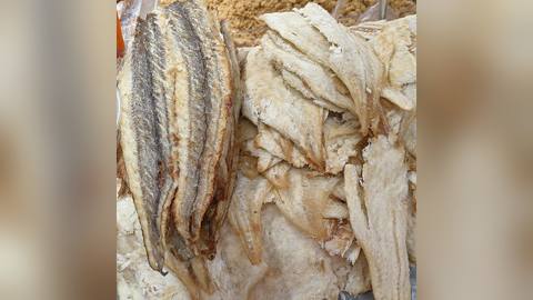 Dried and flaked cod fish pieces