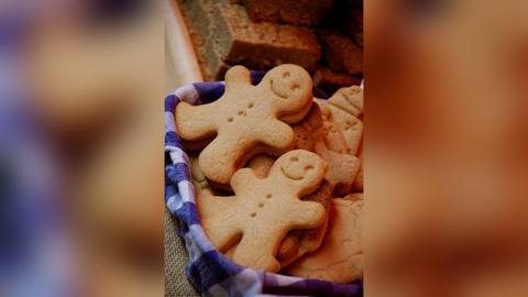 Gingerbread men in a cloth-lined basket