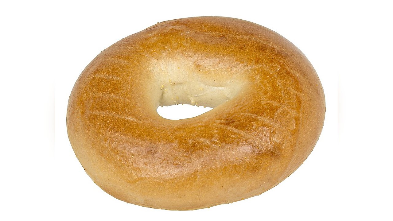 A plain bagel on a white background