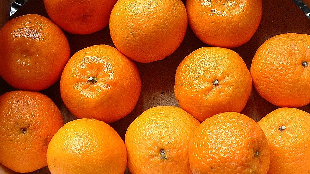 Clementines packed together in a crate